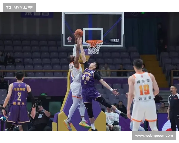 特写:终场哨响,无缘季后赛的江苏肯帝亚老将易立低头久久不语